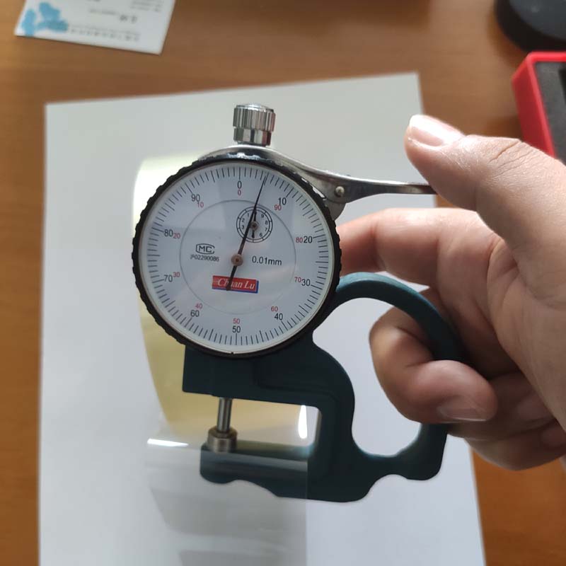 OPS膨胀胶带物性表 产品名称:锂电膨胀胶带 型号(TYPE):EA-4010B(透明) 项目 指标 备注 基材Backing OPS 基材厚度Backing Tickness(mm) 0.040 公差±0.002 总厚度Total Thickness(mm) 0.050 公差±0.003 长度Length(m) 50 胶系Adhesive 丙烯酸 颜色Color 透明 抗拉强度Tensile Strength(N/25mm) ≥10 GB/30776 初粘Tack(#) 2 GB/T4852 钢板剥离力Peel Strength To Steel(N/25mm) 0.4-3.0 GB/T2792 膨胀率Expansion Rate ≥200% 备注3 测试环境 温度22℃,湿度53% ROHS 合格 符合ROHS指令 本实用新型的目的在于提供一种圆柱锂电池膨胀胶带结构,以解决上述背景技术中提出的电池遇到振动或者碰撞的时候容易引起单体电池短路的问题。 为实现上述目的,本实用新型提供如下技术方案:一种圆柱锂电池膨胀胶带结构,包括本体,所述本体由钢壳、电芯、绝缘层、保护层和腔体组成,所述电芯的外部套设有绝缘层,所述绝缘层的外部套设有保护层,所述保护层的外壁固定设有膨胀胶带,所述保护层的外部套设有钢壳,所述钢壳与保护层之间设有腔体,所述腔体的内部填充设有电解液,所述腔体内壁的顶端开设有圆槽,所述圆槽穿插设有活塞,所述本体顶端的中部开设有凹槽,三个所述凹槽内壁的底端均固定设有 磁铁,三个所述 磁铁分别与三个 磁铁磁性连接,三个所述 磁铁分别固定设置在三个支撑腿的底端,且三个所述支撑腿固定设置在保护外壳的底端,所述保护外壳的顶端固定设有网板。 作为本实用新型的一种优选技术方案,所述活塞的顶端固定设有拉环。 作为本实用新型的一种优选技术方案,所述保护外壳顶端的中部固定设有防护网。 作为本实用新型的一种优选技术方案,所述绝缘层由聚萘酯制成。 作为本实用新型的一种优选技术方案,所述保护外壳一侧的中部刻设有防滑纹。 与现有技术相比,本实用新型的有益效果是:本实用新型一种圆柱锂电池膨胀胶带结构,通过在保护层的侧壁设有的透明膨胀胶带,在注射电解液后产生反应膨胀可达到若干倍,根据胶带捆扎电芯厚度和电解液容量可以恒定膨胀效果,避免在碰撞后电池单体短路,避免出现脱焊的现象;通过在电池本体顶端设有的保护外壳,可以起到避免在运输过程中电池本体的顶部遭受损坏,增加电池本体的使用寿命。 附图说明 图1为本实用新型的结构示意图; 图2为本实用新型的侧面结构示意图。 图中:1、本体;2、钢壳;3、保护外壳;4、支撑腿;5、活塞;6、电芯;7、绝缘层;8、保护层;9、凹槽;10、 磁铁;11、 磁铁;12、膨胀胶带;13、腔体。 具体实施方式 下面将结合本实用新型实施例中的附图,对本实用新型实施例中的技术方案进行清楚、完整地描述,显然,所描.一种圆柱锂电池膨胀胶带结构,包括本体(1),其特征在于,所述本体(1)由钢壳(2)、电芯(6)、绝缘层(7)、保护层(8)和腔体(13)组成,所述电芯(6)的外部套设有绝缘层(7),所述绝缘层(7)的外部套设有保护层(8),所述保护层(8)的外壁固定设有膨胀胶带(12),所述保护层(8)的外部套设有钢壳(2),所述钢壳(2)与保护层(8)之间设有腔体(13),所述腔体(13)的内部填充设有电解液,所述腔体(13)内壁的顶端开设有圆槽,所述圆槽穿插设有活塞(5),所述本体(1)顶端的中部开设有凹槽(9),三个所述凹槽(9)内壁的底端均固定设有 磁铁(10),三个所述 磁铁(10)分别与三个 磁铁(11)磁性连接,三个所述 磁铁(11)分别固定设置在三个支撑腿(4)的底端,且三个所述支撑腿(4)固定设置在保护外壳(3)的底端,所述保护外壳(3)的顶端固定设有网板。 2.根据权利要求1所述的一种圆柱锂电池膨胀胶带结构,其特征在于:所述活塞(5)的顶端固定设有拉环。 OPS膨胀胶带物性表 产品名称:锂电膨胀胶带 型号(TYPE):EA-4010B(透明) 项目 指标 备注 基材Backing OPS 基材厚度Backing Tickness(mm) 0.040 公差±0.002 总厚度Total Thickness(mm) 0.050 公差±0.003 长度Length(m) 50 胶系Adhesive 丙烯酸 颜色Color 透明 抗拉强度Tensile Strength(N/25mm) ≥10 GB/30776 初粘Tack(#) 2 GB/T4852 钢板剥离力Peel Strength To Steel(N/25mm) 0.4-3.0 GB/T2792 膨胀率Expansion Rate ≥200% 备注3 测试环境 温度22℃,湿度53% ROHS 合格 符合ROHS指令 本实用新型的目的在于提供一种圆柱锂电池膨胀胶带结构,以解决上述背景技术中提出的电池遇到振动或者碰撞的时候容易引起单体电池短路的问题。 为实现上述目的,本实用新型提供如下技术方案:一种圆柱锂电池膨胀胶带结构,包括本体,所述本体由钢壳、电芯、绝缘层、保护层和腔体组成,所述电芯的外部套设有绝缘层,所述绝缘层的外部套设有保护层,所述保护层的外壁固定设有膨胀胶带,所述保护层的外部套设有钢壳,所述钢壳与保护层之间设有腔体,所述腔体的内部填充设有电解液,所述腔体内壁的顶端开设有圆槽,所述圆槽穿插设有活塞,所述本体顶端的中部开设有凹槽,三个所述凹槽内壁的底端均固定设有 磁铁,三个所述 磁铁分别与三个 磁铁磁性连接,三个所述 磁铁分别固定设置在三个支撑腿的底端,且三个所述支撑腿固定设置在保护外壳的底端,所述保护外壳的顶端固定设有网板。 作为本实用新型的一种优选技术方案,所述活塞的顶端固定设有拉环。 作为本实用新型的一种优选技术方案,所述保护外壳顶端的中部固定设有防护网。 作为本实用新型的一种优选技术方案,所述绝缘层由聚萘酯制成。 作为本实用新型的一种优选技术方案,所述保护外壳一侧的中部刻设有防滑纹。 与现有技术相比,本实用新型的有益效果是:本实用新型一种圆柱锂电池膨胀胶带结构,通过在保护层的侧壁设有的透明膨胀胶带,在注射电解液后产生反应膨胀可达到若干倍,根据胶带捆扎电芯厚度和电解液容量可以恒定膨胀效果,避免在碰撞后电池单体短路,避免出现脱焊的现象;通过在电池本体顶端设有的保护外壳,可以起到避免在运输过程中电池本体的顶部遭受损坏,增加电池本体的使用寿命。 附图说明 图1为本实用新型的结构示意图; 图2为本实用新型的侧面结构示意图。 图中:1、本体;2、钢壳;3、保护外壳;4、支撑腿;5、活塞;6、电芯;7、绝缘层;8、保护层;9、凹槽;10、 磁铁;11、 磁铁;12、膨胀胶带;13、腔体。 具体实施方式 下面将结合本实用新型实施例中的附图,对本实用新型实施例中的技术方案进行清楚、完整地描述,显然,所描.一种圆柱锂电池膨胀胶带结构,包括本体(1),其特征在于,所述本体(1)由钢壳(2)、电芯(6)、绝缘层(7)、保护层(8)和腔体(13)组成,所述电芯(6)的外部套设有绝缘层(7),所述绝缘层(7)的外部套设有保护层(8),所述保护层(8)的外壁固定设有膨胀胶带(12),所述保护层(8)的外部套设有钢壳(2),所述钢壳(2)与保护层(8)之间设有腔体(13),所述腔体(13)的内部填充设有电解液,所述腔体(13)内壁的顶端开设有圆槽,所述圆槽穿插设有活塞(5),所述本体(1)顶端的中部开设有凹槽(9),三个所述凹槽(9)内壁的底端均固定设有 磁铁(10),三个所述 磁铁(10)分别与三个 磁铁(11)磁性连接,三个所述 磁铁(11)分别固定设置在三个支撑腿(4)的底端,且三个所述支撑腿(4)固定设置在保护外壳(3)的底端,所述保护外壳(3)的顶端固定设有网板。 2.根据权利要求1所述的一种圆柱锂电池膨胀胶带结构,其特征在于:所述活塞(5)的顶端固定设有拉环。 膨胀胶带,锂电池专用OPS膨胀胶带,锂电膨胀胶带 膨胀胶带,锂电池专用OPS膨胀胶带,锂电膨胀胶带 OPS膨胀胶带物性表 产品名称:锂电膨胀胶带 型号(TYPE):EA-4010B(透明) 项目 指标 备注 基材Backing OPS 基材厚度Backing Tickness(mm) 0.040 公差±0.002 总厚度Total Thickness(mm) 0.050 公差±0.003 长度Length(m) 50 胶系Adhesive 丙烯酸 颜色Color 透明 抗拉强度Tensile Strength(N/25mm) ≥10 GB/30776 初粘Tack(#) 2 GB/T4852 钢板剥离力Peel Strength To Steel(N/25mm) 0.4-3.0 GB/T2792 膨胀率Expansion Rate ≥200% 备注3 测试环境 温度22℃,湿度53% ROHS 合格 符合ROHS指令 本实用新型的目的在于提供一种圆柱锂电池膨胀胶带结构,以解决上述背景技术中提出的电池遇到振动或者碰撞的时候容易引起单体电池短路的问题。 为实现上述目的,本实用新型提供如下技术方案:一种圆柱锂电池膨胀胶带结构,包括本体,所述本体由钢壳、电芯、绝缘层、保护层和腔体组成,所述电芯的外部套设有绝缘层,所述绝缘层的外部套设有保护层,所述保护层的外壁固定设有膨胀胶带,所述保护层的外部套设有钢壳,所述钢壳与保护层之间设有腔体,所述腔体的内部填充设有电解液,所述腔体内壁的顶端开设有圆槽,所述圆槽穿插设有活塞,所述本体顶端的中部开设有凹槽,三个所述凹槽内壁的底端均固定设有 磁铁,三个所述 磁铁分别与三个 磁铁磁性连接,三个所述 磁铁分别固定设置在三个支撑腿的底端,且三个所述支撑腿固定设置在保护外壳的底端,所述保护外壳的顶端固定设有网板。 作为本实用新型的一种优选技术方案,所述活塞的顶端固定设有拉环。 作为本实用新型的一种优选技术方案,所述保护外壳顶端的中部固定设有防护网。 作为本实用新型的一种优选技术方案,所述绝缘层由聚萘酯制成。 作为本实用新型的一种优选技术方案,所述保护外壳一侧的中部刻设有防滑纹。 与现有技术相比,本实用新型的有益效果是:本实用新型一种圆柱锂电池膨胀胶带结构,通过在保护层的侧壁设有的透明膨胀胶带,在注射电解液后产生反应膨胀可达到若干倍,根据胶带捆扎电芯厚度和电解液容量可以恒定膨胀效果,避免在碰撞后电池单体短路,避免出现脱焊的现象;通过在电池本体顶端设有的保护外壳,可以起到避免在运输过程中电池本体的顶部遭受损坏,增加电池本体的使用寿命。 附图说明 图1为本实用新型的结构示意图; 图2为本实用新型的侧面结构示意图。 图中:1、本体;2、钢壳;3、保护外壳;4、支撑腿;5、活塞;6、电芯;7、绝缘层;8、保护层;9、凹槽;10、 磁铁;11、 磁铁;12、膨胀胶带;13、腔体。 具体实施方式 下面将结合本实用新型实施例中的附图,对本实用新型实施例中的技术方案进行清楚、完整地描述,显然,所描.一种圆柱锂电池膨胀胶带结构,包括本体(1),其特征在于,所述本体(1)由钢壳(2)、电芯(6)、绝缘层(7)、保护层(8)和腔体(13)组成,所述电芯(6)的外部套设有绝缘层(7),所述绝缘层(7)的外部套设有保护层(8),所述保护层(8)的外壁固定设有膨胀胶带(12),所述保护层(8)的外部套设有钢壳(2),所述钢壳(2)与保护层(8)之间设有腔体(13),所述腔体(13)的内部填充设有电解液,所述腔体(13)内壁的顶端开设有圆槽,所述圆槽穿插设有活塞(5),所述本体(1)顶端的中部开设有凹槽(9),三个所述凹槽(9)内壁的底端均固定设有 磁铁(10),三个所述 磁铁(10)分别与三个 磁铁(11)磁性连接,三个所述 磁铁(11)分别固定设置在三个支撑腿(4)的底端,且三个所述支撑腿(4)固定设置在保护外壳(3)的底端,所述保护外壳(3)的顶端固定设有网板。 2.根据权利要求1所述的一种圆柱锂电池膨胀胶带结构,其特征在于:所述活塞(5)的顶端固定设有拉环。 膨胀胶带,锂电池专用OPS膨胀胶带,锂电膨胀胶带 膨胀胶带,锂电池专用OPS膨胀胶带,锂电膨胀胶带 OPS膨胀胶带物性表 产品名称:锂电膨胀胶带 型号(TYPE):EA-4010B(透明) 项目 指标 备注 基材Backing OPS 基材厚度Backing Tickness(mm) 0.040 公差±0.002 总厚度Total Thickness(mm) 0.050 公差±0.003 长度Length(m) 50 胶系Adhesive 丙烯酸 颜色Color 透明 抗拉强度Tensile Strength(N/25mm) ≥10 GB/30776 初粘Tack(#) 2 GB/T4852 钢板剥离力Peel Strength To Steel(N/25mm) 0.4-3.0 GB/T2792 膨胀率Expansion Rate ≥200% 备注3 测试环境 温度22℃,湿度53% ROHS 合格 符合ROHS指令 本实用新型的目的在于提供一种圆柱锂电池膨胀胶带结构,以解决上述背景技术中提出的电池遇到振动或者碰撞的时候容易引起单体电池短路的问题。 为实现上述目的,本实用新型提供如下技术方案:一种圆柱锂电池膨胀胶带结构,包括本体,所述本体由钢壳、电芯、绝缘层、保护层和腔体组成,所述电芯的外部套设有绝缘层,所述绝缘层的外部套设有保护层,所述保护层的外壁固定设有膨胀胶带,所述保护层的外部套设有钢壳,所述钢壳与保护层之间设有腔体,所述腔体的内部填充设有电解液,所述腔体内壁的顶端开设有圆槽,所述圆槽穿插设有活塞,所述本体顶端的中部开设有凹槽,三个所述凹槽内壁的底端均固定设有 磁铁,三个所述 磁铁分别与三个 磁铁磁性连接,三个所述 磁铁分别固定设置在三个支撑腿的底端,且三个所述支撑腿固定设置在保护外壳的底端,所述保护外壳的顶端固定设有网板。 作为本实用新型的一种优选技术方案,所述活塞的顶端固定设有拉环。 作为本实用新型的一种优选技术方案,所述保护外壳顶端的中部固定设有防护网。 作为本实用新型的一种优选技术方案,所述绝缘层由聚萘酯制成。 作为本实用新型的一种优选技术方案,所述保护外壳一侧的中部刻设有防滑纹。 与现有技术相比,本实用新型的有益效果是:本实用新型一种圆柱锂电池膨胀胶带结构,通过在保护层的侧壁设有的透明膨胀胶带,在注射电解液后产生反应膨胀可达到若干倍,根据胶带捆扎电芯厚度和电解液容量可以恒定膨胀效果,避免在碰撞后电池单体短路,避免出现脱焊的现象;通过在电池本体顶端设有的保护外壳,可以起到避免在运输过程中电池本体的顶部遭受损坏,增加电池本体的使用寿命。 附图说明 图1为本实用新型的结构示意图; 图2为本实用新型的侧面结构示意图。 图中:1、本体;2、钢壳;3、保护外壳;4、支撑腿;5、活塞;6、电芯;7、绝缘层;8、保护层;9、凹槽;10、 磁铁;11、 磁铁;12、膨胀胶带;13、腔体。 具体实施方式 下面将结合本实用新型实施例中的附图,对本实用新型实施例中的技术方案进行清楚、完整地描述,显然,所描.一种圆柱锂电池膨胀胶带结构,包括本体(1),其特征在于,所述本体(1)由钢壳(2)、电芯(6)、绝缘层(7)、保护层(8)和腔体(13)组成,所述电芯(6)的外部套设有绝缘层(7),所述绝缘层(7)的外部套设有保护层(8),所述保护层(8)的外壁固定设有膨胀胶带(12),所述保护层(8)的外部套设有钢壳(2),所述钢壳(2)与保护层(8)之间设有腔体(13),所述腔体(13)的内部填充设有电解液,所述腔体(13)内壁的顶端开设有圆槽,所述圆槽穿插设有活塞(5),所述本体(1)顶端的中部开设有凹槽(9),三个所述凹槽(9)内壁的底端均固定设有 磁铁(10),三个所述 磁铁(10)分别与三个 磁铁(11)磁性连接,三个所述 磁铁(11)分别固定设置在三个支撑腿(4)的底端,且三个所述支撑腿(4)固定设置在保护外壳(3)的底端,所述保护外壳(3)的顶端固定设有网板。 2.根据权利要求1所述的一种圆柱锂电池膨胀胶带结构,其特征在于:所述活塞(5)的顶端固定设有拉环。 OPS膨胀胶带物性表 产品名称:锂电膨胀胶带 型号(TYPE):EA-4010B(透明) 项目 指标 备注 基材Backing OPS 基材厚度Backing Tickness(mm) 0.040 公差±0.002 总厚度Total Thickness(mm) 0.050 公差±0.003 长度Length(m) 50 胶系Adhesive 丙烯酸 颜色Color 透明 抗拉强度Tensile Strength(N/25mm) ≥10 GB/30776 初粘Tack(#) 2 GB/T4852 钢板剥离力Peel Strength To Steel(N/25mm) 0.4-3.0 GB/T2792 膨胀率Expansion Rate ≥200% 备注3 测试环境 温度22℃,湿度53% ROHS 合格 符合ROHS指令 本实用新型的目的在于提供一种圆柱锂电池膨胀胶带结构,以解决上述背景技术中提出的电池遇到振动或者碰撞的时候容易引起单体电池短路的问题。 为实现上述目的,本实用新型提供如下技术方案:一种圆柱锂电池膨胀胶带结构,包括本体,所述本体由钢壳、电芯、绝缘层、保护层和腔体组成,所述电芯的外部套设有绝缘层,所述绝缘层的外部套设有保护层,所述保护层的外壁固定设有膨胀胶带,所述保护层的外部套设有钢壳,所述钢壳与保护层之间设有腔体,所述腔体的内部填充设有电解液,所述腔体内壁的顶端开设有圆槽,所述圆槽穿插设有活塞,所述本体顶端的中部开设有凹槽,三个所述凹槽内壁的底端均固定设有 磁铁,三个所述 磁铁分别与三个 磁铁磁性连接,三个所述 磁铁分别固定设置在三个支撑腿的底端,且三个所述支撑腿固定设置在保护外壳的底端,所述保护外壳的顶端固定设有网板。 作为本实用新型的一种优选技术方案,所述活塞的顶端固定设有拉环。 作为本实用新型的一种优选技术方案,所述保护外壳顶端的中部固定设有防护网。 作为本实用新型的一种优选技术方案,所述绝缘层由聚萘酯制成。 作为本实用新型的一种优选技术方案,所述保护外壳一侧的中部刻设有防滑纹。 与现有技术相比,本实用新型的有益效果是:本实用新型一种圆柱锂电池膨胀胶带结构,通过在保护层的侧壁设有的透明膨胀胶带,在注射电解液后产生反应膨胀可达到若干倍,根据胶带捆扎电芯厚度和电解液容量可以恒定膨胀效果,避免在碰撞后电池单体短路,避免出现脱焊的现象;通过在电池本体顶端设有的保护外壳,可以起到避免在运输过程中电池本体的顶部遭受损坏,增加电池本体的使用寿命。 附图说明 图1为本实用新型的结构示意图; 图2为本实用新型的侧面结构示意图。 图中:1、本体;2、钢壳;3、保护外壳;4、支撑腿;5、活塞;6、电芯;7、绝缘层;8、保护层;9、凹槽;10、 磁铁;11、 磁铁;12、膨胀胶带;13、腔体。 具体实施方式 下面将结合本实用新型实施例中的附图,对本实用新型实施例中的技术方案进行清楚、完整地描述,显然,所描.一种圆柱锂电池膨胀胶带结构,包括本体(1),其特征在于,所述本体(1)由钢壳(2)、电芯(6)、绝缘层(7)、保护层(8)和腔体(13)组成,所述电芯(6)的外部套设有绝缘层(7),所述绝缘层(7)的外部套设有保护层(8),所述保护层(8)的外壁固定设有膨胀胶带(12),所述保护层(8)的外部套设有钢壳(2),所述钢壳(2)与保护层(8)之间设有腔体(13),所述腔体(13)的内部填充设有电解液,所述腔体(13)内壁的顶端开设有圆槽,所述圆槽穿插设有活塞(5),所述本体(1)顶端的中部开设有凹槽(9),三个所述凹槽(9)内壁的底端均固定设有 磁铁(10),三个所述 磁铁(10)分别与三个 磁铁(11)磁性连接,三个所述 磁铁(11)分别固定设置在三个支撑腿(4)的底端,且三个所述支撑腿(4)固定设置在保护外壳(3)的底端,所述保护外壳(3)的顶端固定设有网板。 2.根据权利要求1所述的一种圆柱锂电池膨胀胶带结构,其特征在于:所述活塞(5)的顶端固定设有拉环。 膨胀胶带,锂电池专用OPS膨胀胶带,锂电膨胀胶带 膨胀胶带,锂电池专用OPS膨胀胶带,锂电膨胀胶带 OPS膨胀胶带物性表 产品名称:锂电膨胀胶带 型号(TYPE):EA-4010B(透明) 项目 指标 备注 基材Backing OPS 基材厚度Backing Tickness(mm) 0.040 公差±0.002 总厚度Total Thickness(mm) 0.050 公差±0.003 长度Length(m) 50 胶系Adhesive 丙烯酸 颜色Color 透明 抗拉强度Tensile Strength(N/25mm) ≥10 GB/30776 初粘Tack(#) 2 GB/T4852 钢板剥离力Peel Strength To Steel(N/25mm) 0.4-3.0 GB/T2792 膨胀率Expansion Rate ≥200% 备注3 测试环境 温度22℃,湿度53% ROHS 合格 符合ROHS指令 本实用新型的目的在于提供一种圆柱锂电池膨胀胶带结构,以解决上述背景技术中提出的电池遇到振动或者碰撞的时候容易引起单体电池短路的问题。 为实现上述目的,本实用新型提供如下技术方案:一种圆柱锂电池膨胀胶带结构,包括本体,所述本体由钢壳、电芯、绝缘层、保护层和腔体组成,所述电芯的外部套设有绝缘层,所述绝缘层的外部套设有保护层,所述保护层的外壁固定设有膨胀胶带,所述保护层的外部套设有钢壳,所述钢壳与保护层之间设有腔体,所述腔体的内部填充设有电解液,所述腔体内壁的顶端开设有圆槽,所述圆槽穿插设有活塞,所述本体顶端的中部开设有凹槽,三个所述凹槽内壁的底端均固定设有 磁铁,三个所述 磁铁分别与三个 磁铁磁性连接,三个所述 磁铁分别固定设置在三个支撑腿的底端,且三个所述支撑腿固定设置在保护外壳的底端,所述保护外壳的顶端固定设有网板。 作为本实用新型的一种优选技术方案,所述活塞的顶端固定设有拉环。 作为本实用新型的一种优选技术方案,所述保护外壳顶端的中部固定设有防护网。 作为本实用新型的一种优选技术方案,所述绝缘层由聚萘酯制成。 作为本实用新型的一种优选技术方案,所述保护外壳一侧的中部刻设有防滑纹。 与现有技术相比,本实用新型的有益效果是:本实用新型一种圆柱锂电池膨胀胶带结构,通过在保护层的侧壁设有的透明膨胀胶带,在注射电解液后产生反应膨胀可达到若干倍,根据胶带捆扎电芯厚度和电解液容量可以恒定膨胀效果,避免在碰撞后电池单体短路,避免出现脱焊的现象;通过在电池本体顶端设有的保护外壳,可以起到避免在运输过程中电池本体的顶部遭受损坏,增加电池本体的使用寿命。 附图说明 图1为本实用新型的结构示意图; 图2为本实用新型的侧面结构示意图。 图中:1、本体;2、钢壳;3、保护外壳;4、支撑腿;5、活塞;6、电芯;7、绝缘层;8、保护层;9、凹槽;10、 磁铁;11、 磁铁;12、膨胀胶带;13、腔体。 具体实施方式 下面将结合本实用新型实施例中的附图,对本实用新型实施例中的技术方案进行清楚、完整地描述,显然,所描.一种圆柱锂电池膨胀胶带结构,包括本体(1),其特征在于,所述本体(1)由钢壳(2)、电芯(6)、绝缘层(7)、保护层(8)和腔体(13)组成,所述电芯(6)的外部套设有绝缘层(7),所述绝缘层(7)的外部套设有保护层(8),所述保护层(8)的外壁固定设有膨胀胶带(12),所述保护层(8)的外部套设有钢壳(2),所述钢壳(2)与保护层(8)之间设有腔体(13),所述腔体(13)的内部填充设有电解液,所述腔体(13)内壁的顶端开设有圆槽,所述圆槽穿插设有活塞(5),所述本体(1)顶端的中部开设有凹槽(9),三个所述凹槽(9)内壁的底端均固定设有 磁铁(10),三个所述 磁铁(10)分别与三个 磁铁(11)磁性连接,三个所述 磁铁(11)分别固定设置在三个支撑腿(4)的底端,且三个所述支撑腿(4)固定设置在保护外壳(3)的底端,所述保护外壳(3)的顶端固定设有网板。 2.根据权利要求1所述的一种圆柱锂电池膨胀胶带结构,其特征在于:所述活塞(5)的顶端固定设有拉环。 膨胀胶带,锂电池专用OPS膨胀胶带,锂电膨胀胶带 膨胀胶带,锂电池专用OPS膨胀胶带,锂电膨胀胶带